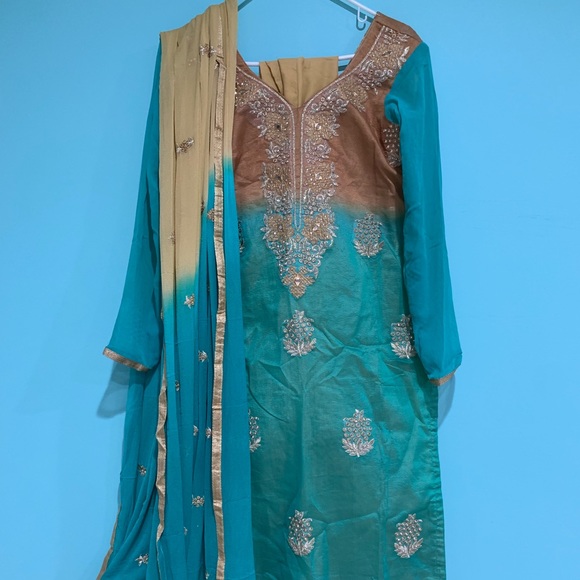 Designer wear Indian dress - Picture 3 of 5